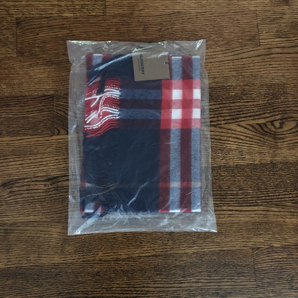 Burberry-Authentic Giant Check Cashmere Scarf NEW - Picture 4 of 12